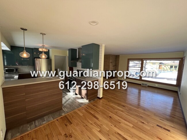 Building Photo - Updated Roseville House on Large Corner Lo...
