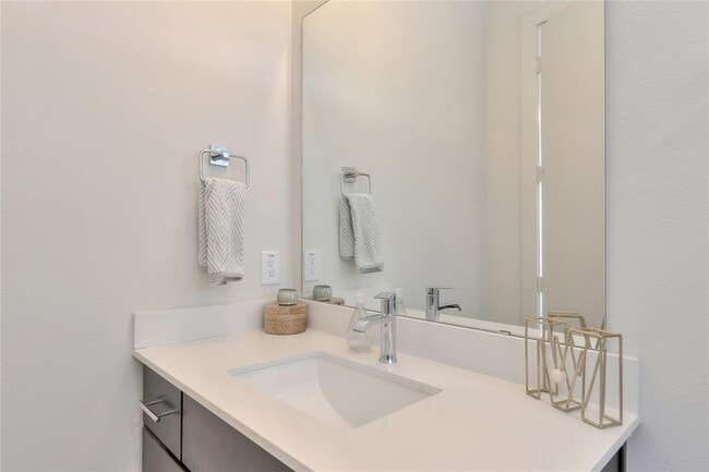 Building Photo - 3210 N MacGregor Way