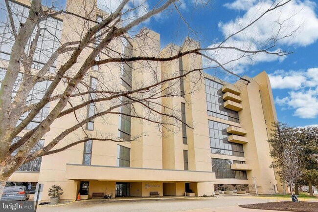 Building Photo - 1101 S Arlington Ridge Rd