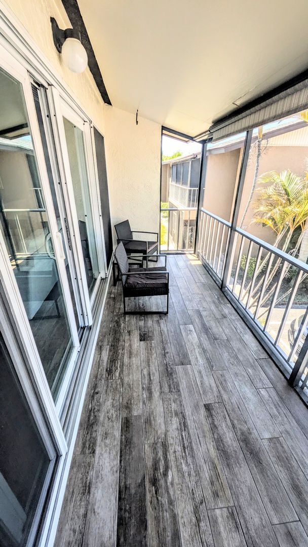 Building Photo - Annual furnished/Seasonal/short term 2 bedroom 1 1/2 bath top floor, renovated condo near Siesta ...