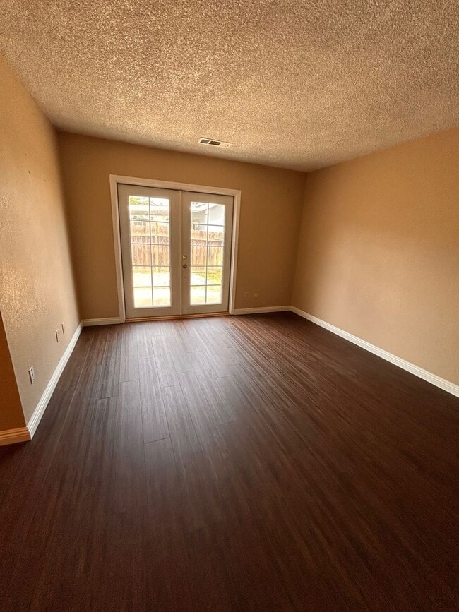 Building Photo - Cute home for rent in Tulare