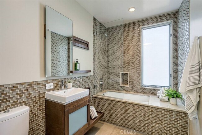 Building Photo - 414 Venice Way