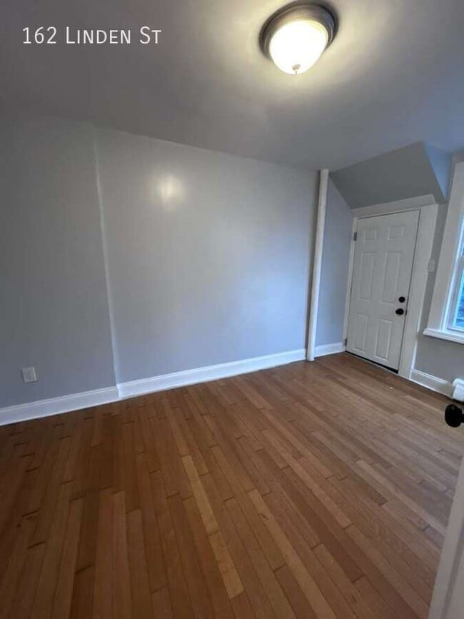 Building Photo - 162 Linden St