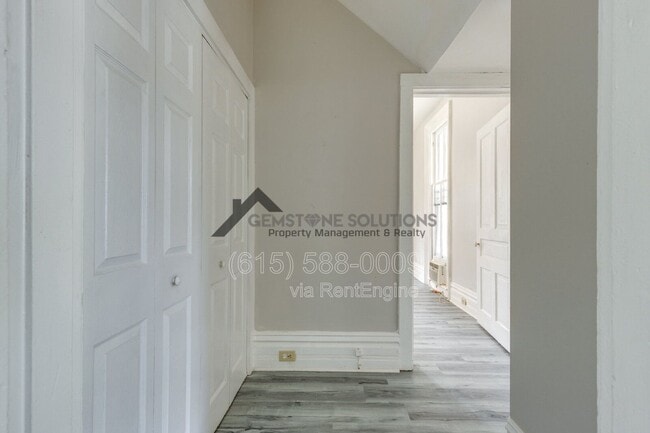 Building Photo - 322 W 12th St