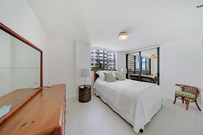 Building Photo - 1621 Collins Ave