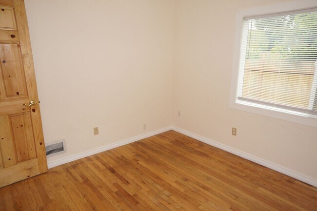 Building Photo - 4805 N Maryland Ave