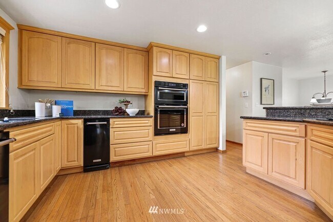 Building Photo - Oversized 4 Bedroom 3 Bathroom Home- Picni...