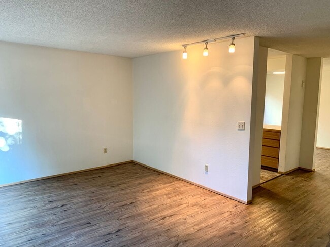 Building Photo - Spacious 2 Bedroom Condo - Located Near Seattle University