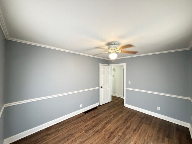 Building Photo - 206 Kenoak Dr