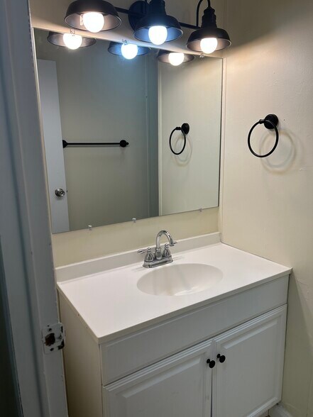 Bath 1 - 612 Seaside Rd