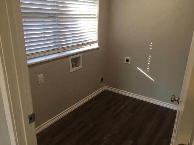 Building Photo - 407 N Carl St