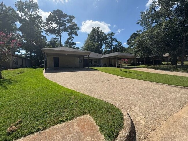 Building Photo - Available Now! 3 bedroom charming duplex!