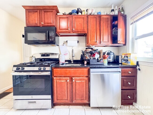 Building Photo - 28 Linden St