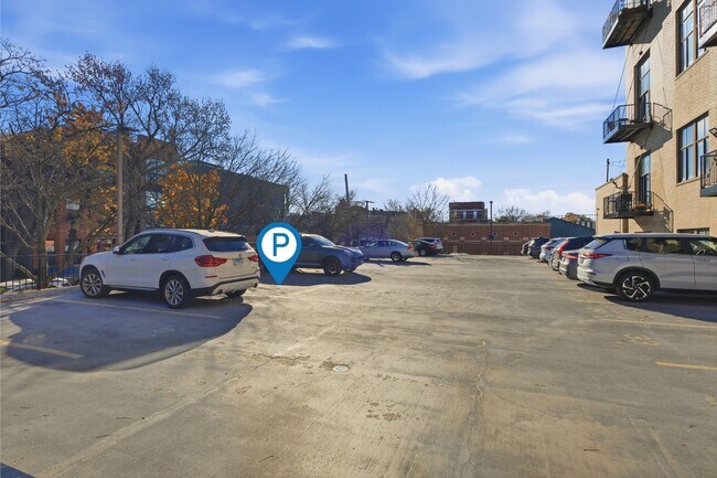 Building Photo - 823 N Hoyne Ave