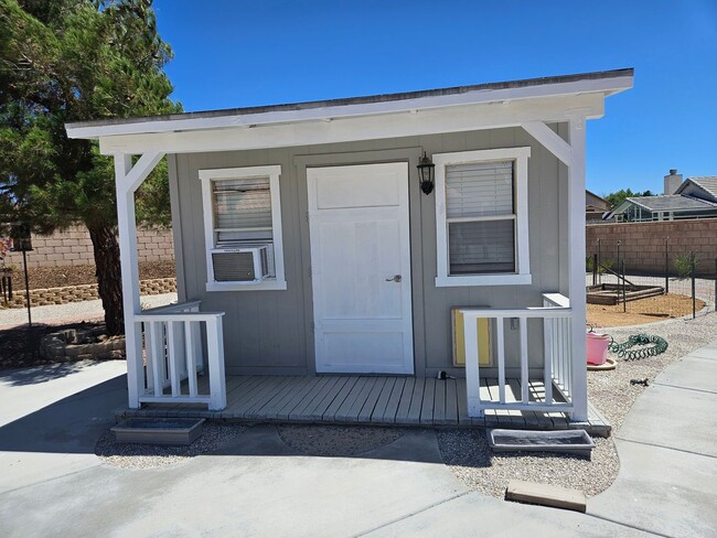 Building Photo - 3 Bedrooms, Den, 2 Bathrooms, 3 Car Garage...