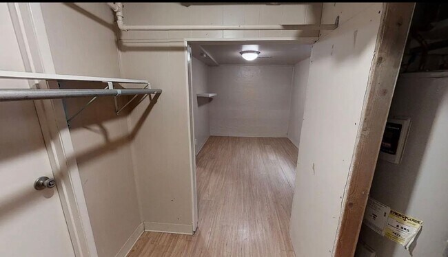 Building Photo - Charming four-bedroom home one block from UNR