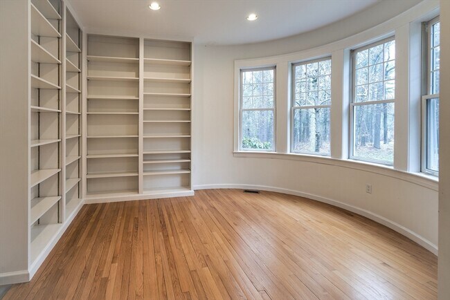 Building Photo - 41 Carriage Way