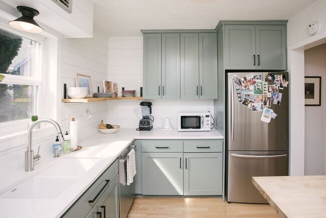 Building Photo - One of a kind house with on-site laundry, ...