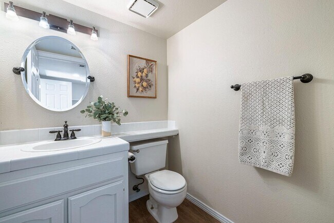 Building Photo - Stunning 4 Bedroom 2.5 bath in Woodward Park area!