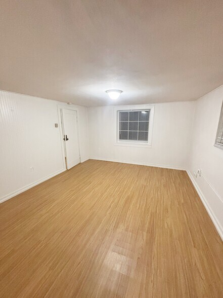 Building Photo - 310 SE Spring St