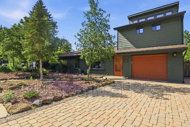 Building Photo - 2700 W Lynette Dr