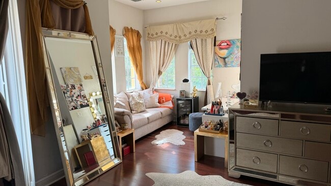 Building Photo - 210 NE 69th Cir