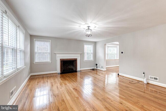Building Photo - 1517 Dellsway Rd