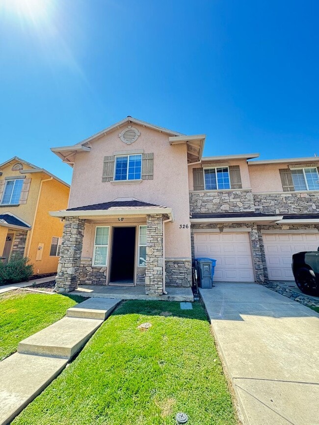 Building Photo - 3 bed 2.5 ba townhouse - Yuba City