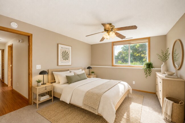 Building Photo - 5 Bedroom Chanhassen Home with fully fenced backyard, basketball court, garden beds.  Fabulous Ho...