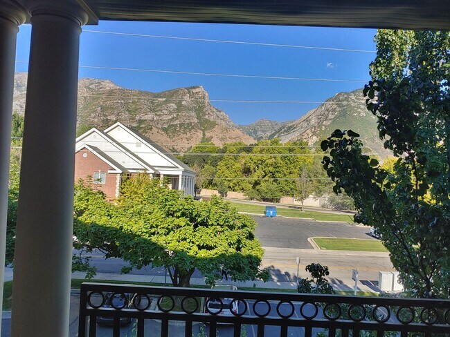 Building Photo - Stunning Penthouse Unit with Beautiful Views available for Rent!
