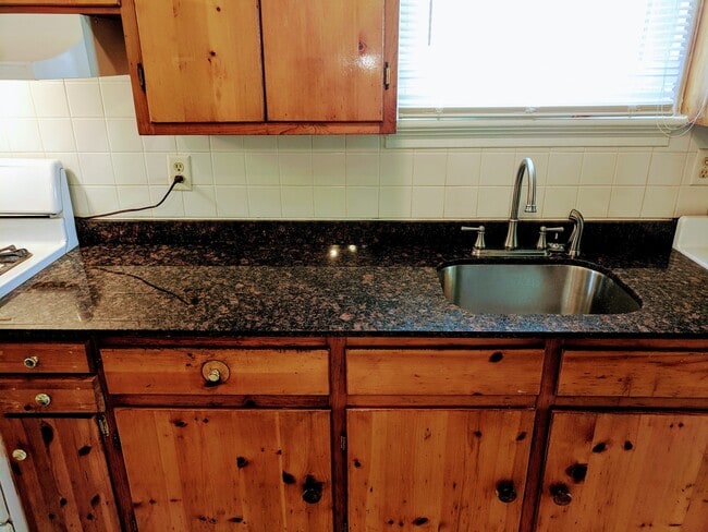 Building Photo - Spacious 3bdrm/2bth Home Located in a Well Established Neighborhood in Richmond's West End  Conve...