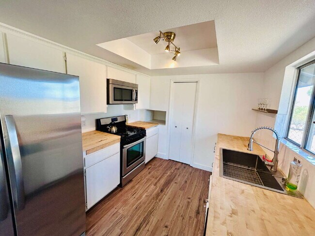 Building Photo - Beautiful 4 Bedroom House for rent in South Joshua Tree