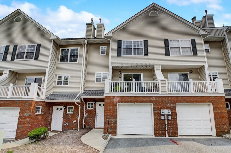 Welcome Home! - 16 Castle Dr