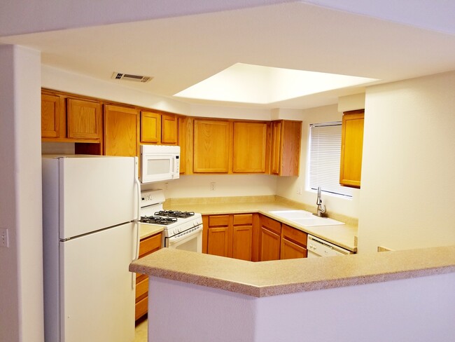 Building Photo - 1 Bedroom 1 Bath in a Lush, Gated Communit...