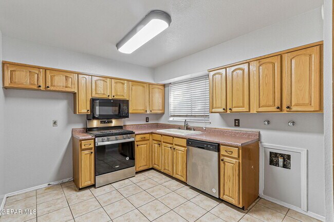 Building Photo - 5828 Sturgeon Dr