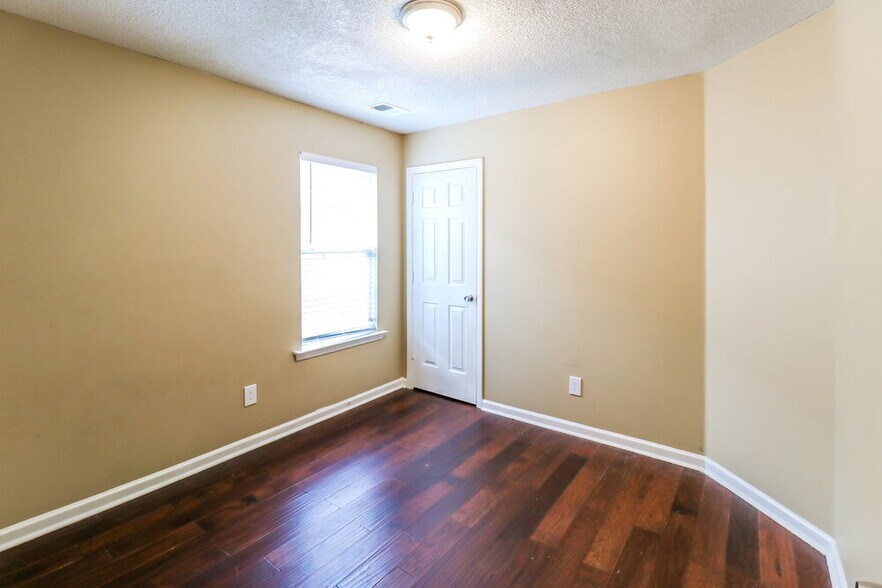 Building Photo - 7642 Fox Hunt Dr E