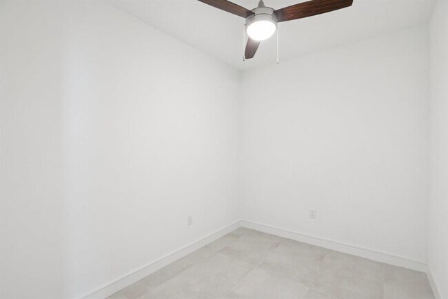 Building Photo - 302 Tesla Cir