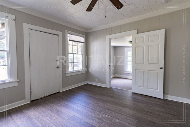 Building Photo - Renovated & Low-Maintenance 2-Bed Home