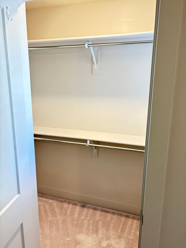 Building Photo - BEAUTIFUL TOWNHOME!