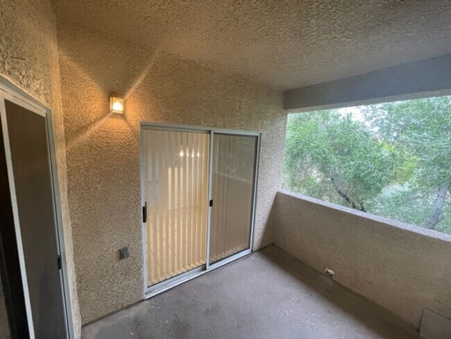 Building Photo - GREAT GATED COMMUNITY 2 BEDROOM -2 BATH -L...