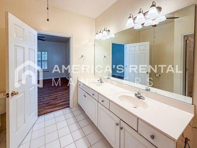Building Photo - 1713 Savannah Park Ln