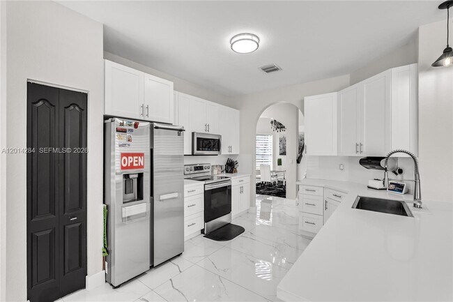 Building Photo - 1147 NE 37th Pl