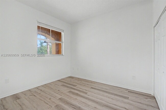 Building Photo - 975 NE 42nd Ave