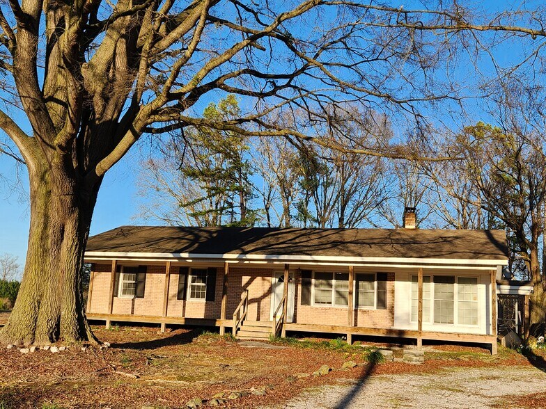 Beautiful mature oaks in the yard with a front porch and back deck. - 1418 Johnson Rd