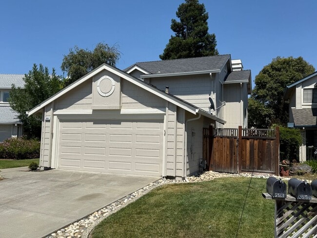 Building Photo - Updated 2 Bed + Loft / 2 Bath Home in Desi...