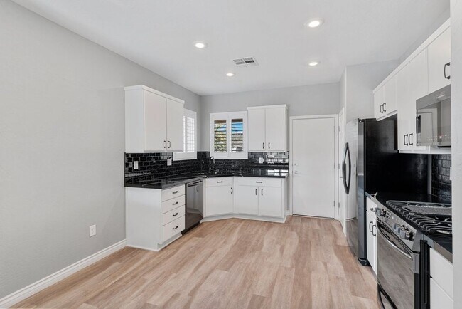 Building Photo - Beautifully upgraded 2Bed 2Bath in Solera Anthem 55+