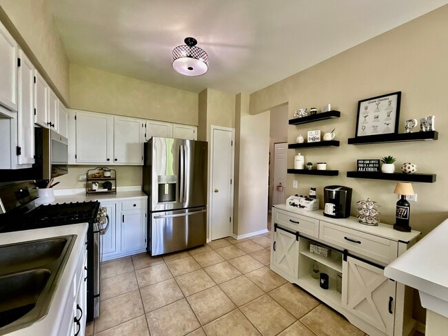 Building Photo - 547 Woodcrest Dr