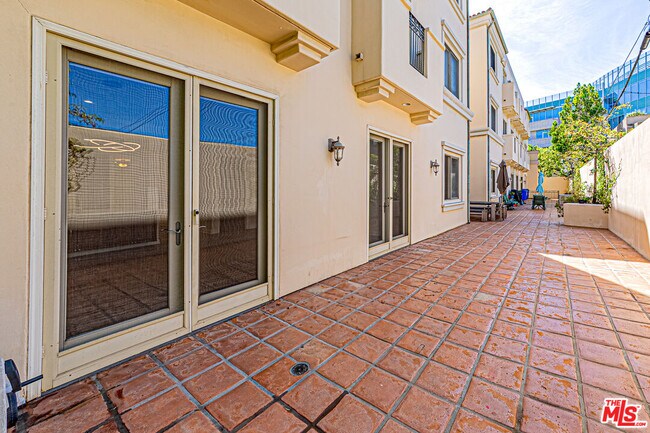 Building Photo - 143 N Arnaz Dr