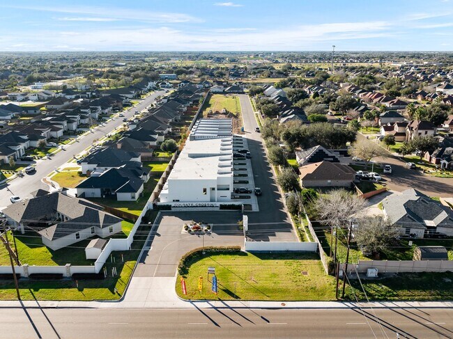 Building Photo - Beautiful 3 Bedroom Townhome in McAllen