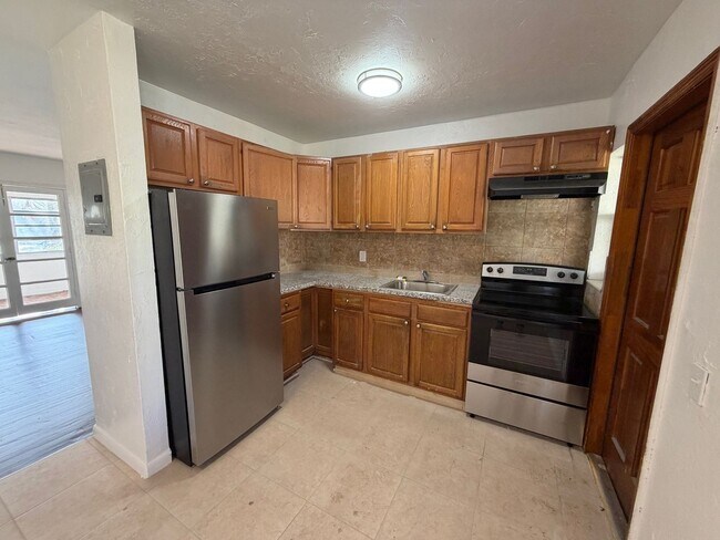 Building Photo - 903 SW 15th Ave